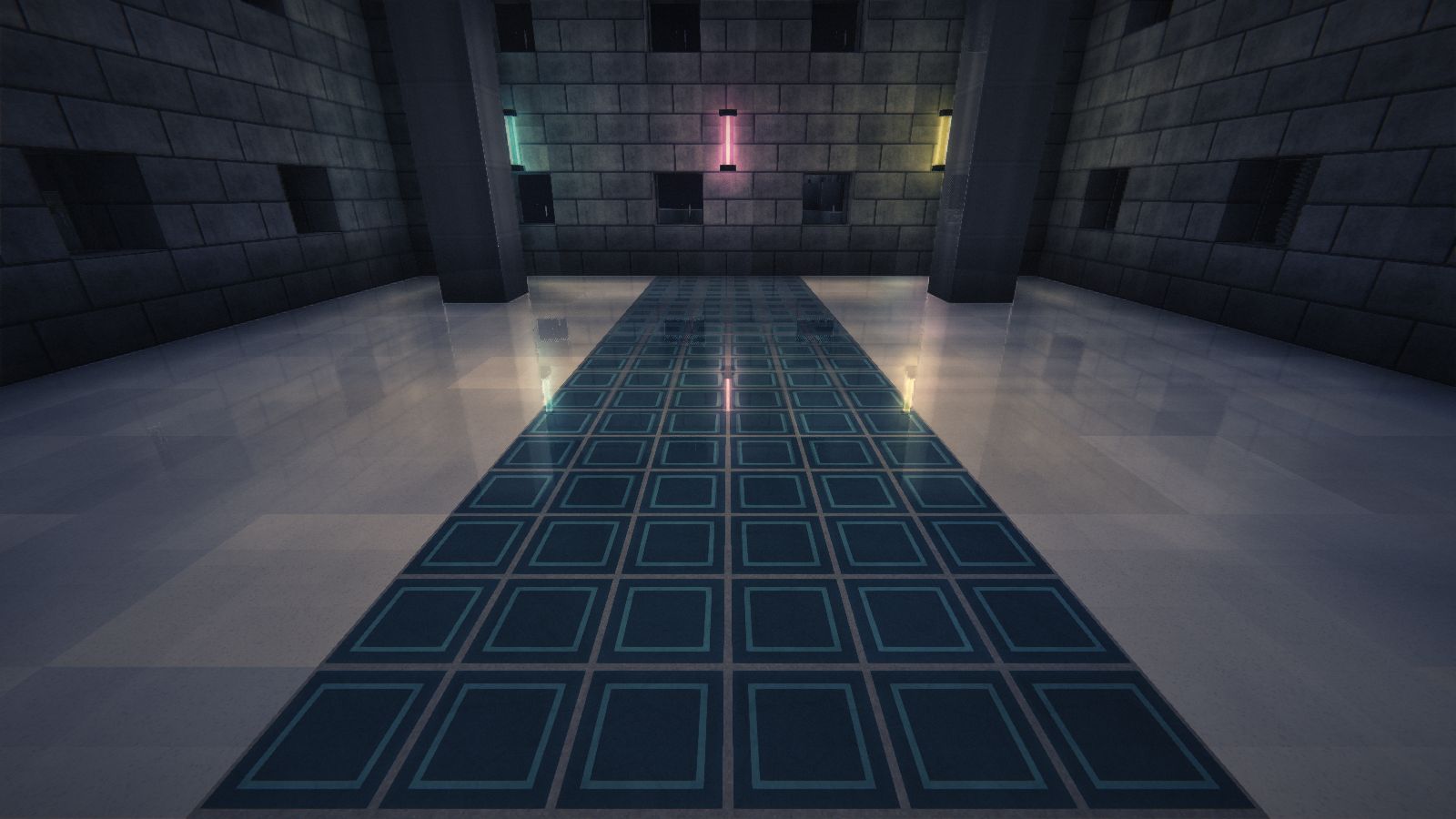 Un hall la nuit, le sol en carreaux émaillés renvoie la lumière