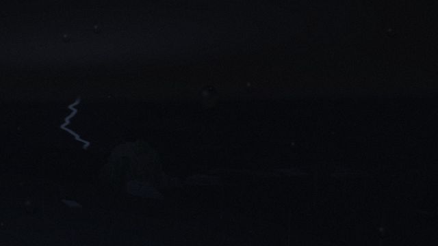 Un éclair zèbre l’horizon dans l’orage lointain